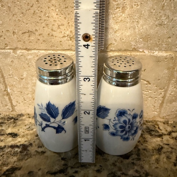PM Bavaria, porcelain vintage salt and pepper shaker. - Picture 2 of 4